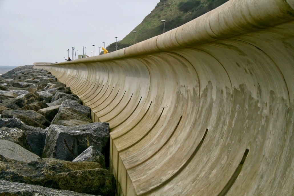 Recurved sea wall ved Scarborough 