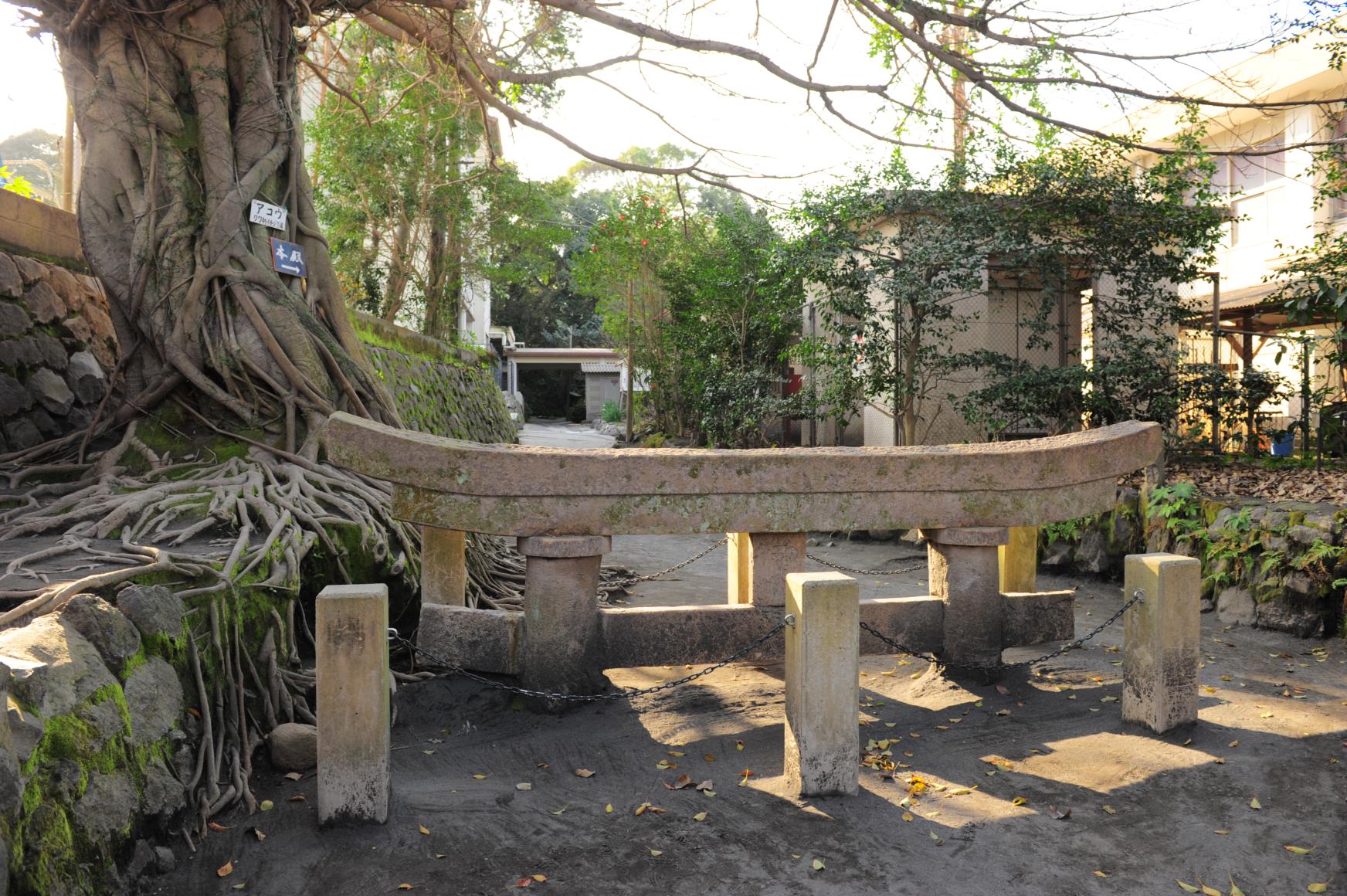 The Torii gate of Kurokami Shrine
