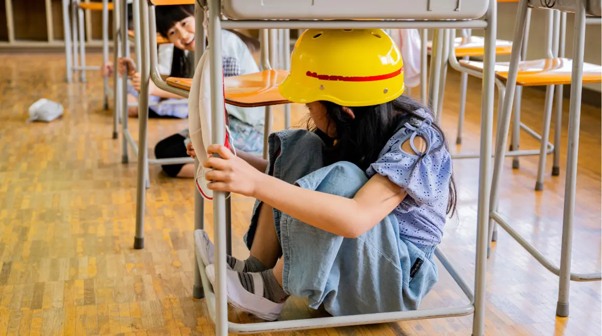 How can earthquake hazards be managed?